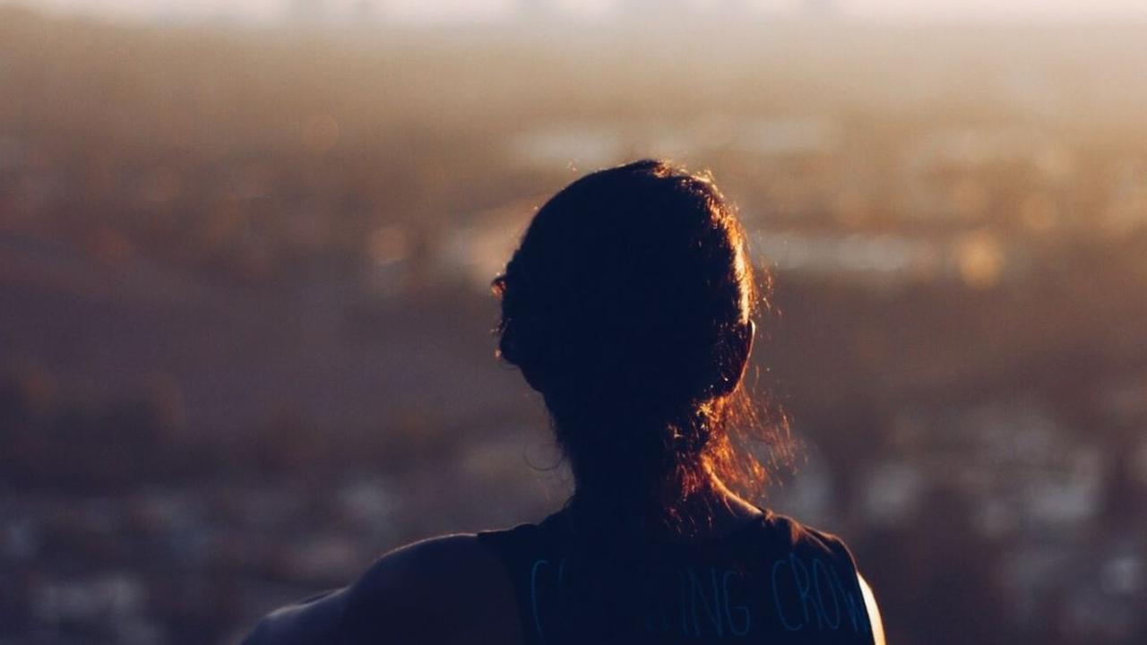 Komitmen adalah konsep yang tak asing bagi kebanyakan orang. Kata atau istilah ini paling sering terdengar terutama saat membahas tentang hubungan asmara. 

Komitmen juga banyak disebut saat membahas tentang pekerjaan, atau hal-hal yang berhubungan deng