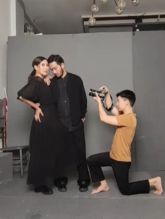 Di sesi terakhir, Syahnaz dan Jeje kenakan busana kasual bernuansa hitam [@mariophotographie]