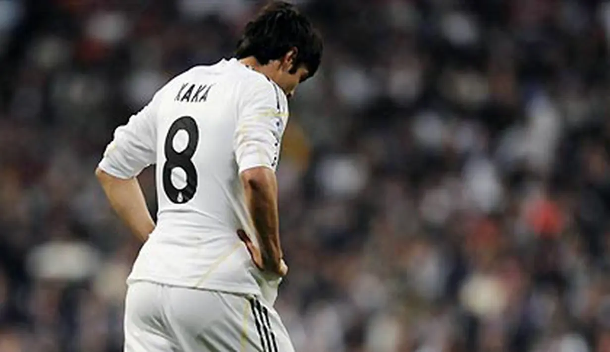 Reaksi dari bintang asal Brasil, Kaka saat Real Madrid disingkirkan Alcorcon dalam ajang Copa del Rey di Santiago Bernabeu, Madrid, 10 November 2009. AFP PHOTO/JAVIER SORIANO