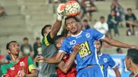 Striker PSIS Semarang Johan Yoga Utama mencetak empat gol ke gawang Persijap Jepara, Sabtu (16/7/2016) di Stadion Jatidiri. (Bola.com/Romi Syahputra)