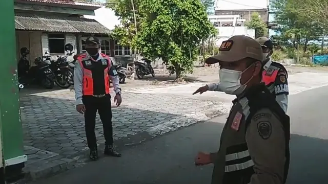 Petugas Berjaga di TPR menghalau wisatawan.