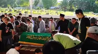 Pemakaman Ade Paloh vokalis Sore Band di TPU Pondok Ranggon, Jakarta Timur