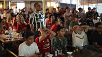 Keseruan Roaring Night nobar pertandingan Premier League antara West Ham versus Manchester United di Pitch 98, Kemang, Jakarta Selatan, hari Sabtu (24/12/2023). (Bagaskara Lazuardi/Bola.com)