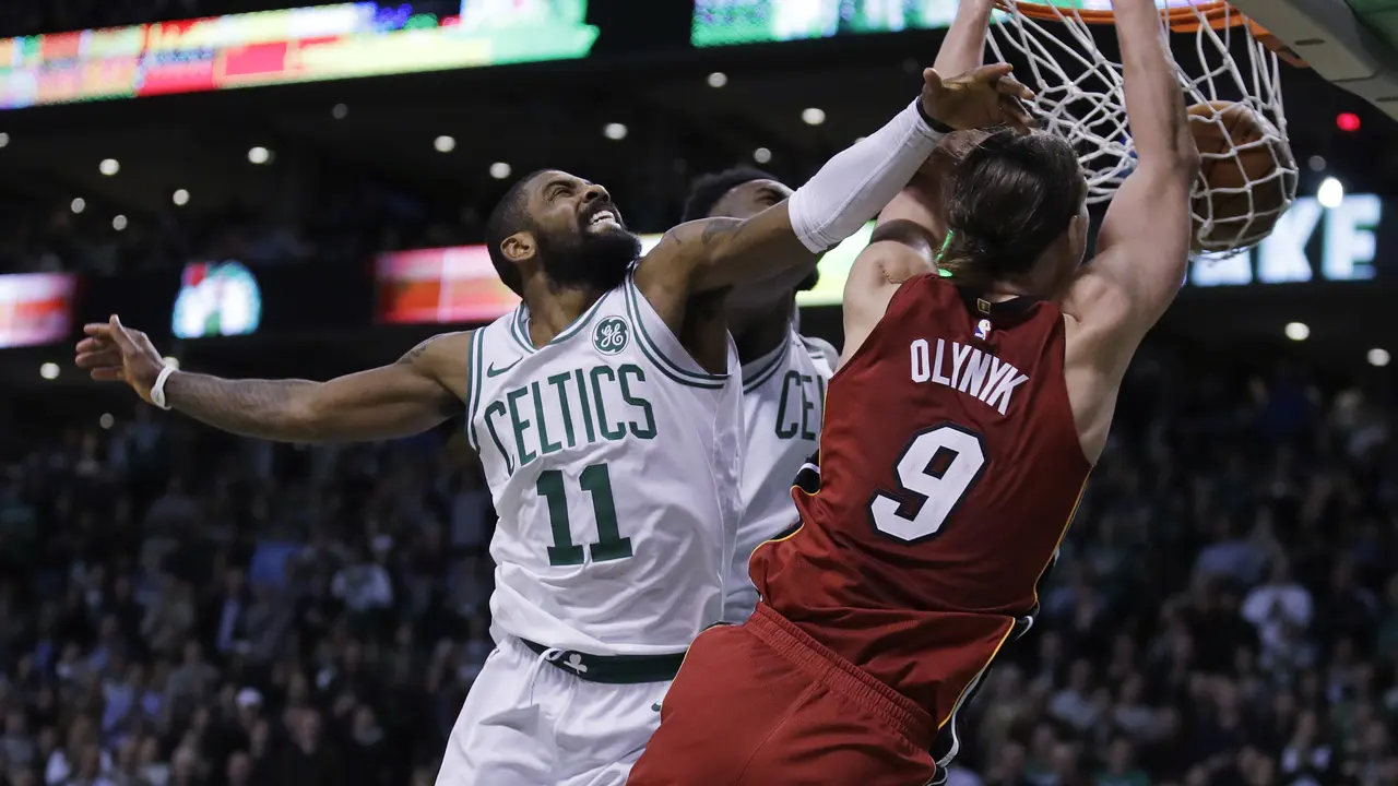 Kelly Olynyk melakukan dunk dihadapan Irving