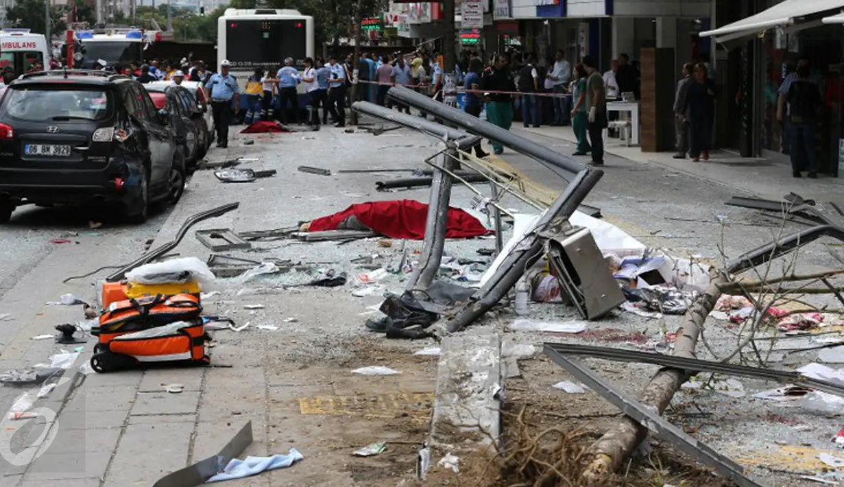 Tampak jenazah korban tewas tergeletak di tanah usai sebuah bus menabrak halte yang penuh penumpang di distrik Dikimevi, Ankara, Turki, Kamis (1/10/2015). 12 orang tewas akibat bus kehilangan kendali karena mengalami rem blong. (AFP PHOTO/ADEM ALTAN)