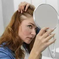 seseorang yang mengalami kerontokan rambut bisa deisebabkan kekurangan zat besi, protein, atau vitamin D. credits: freepik