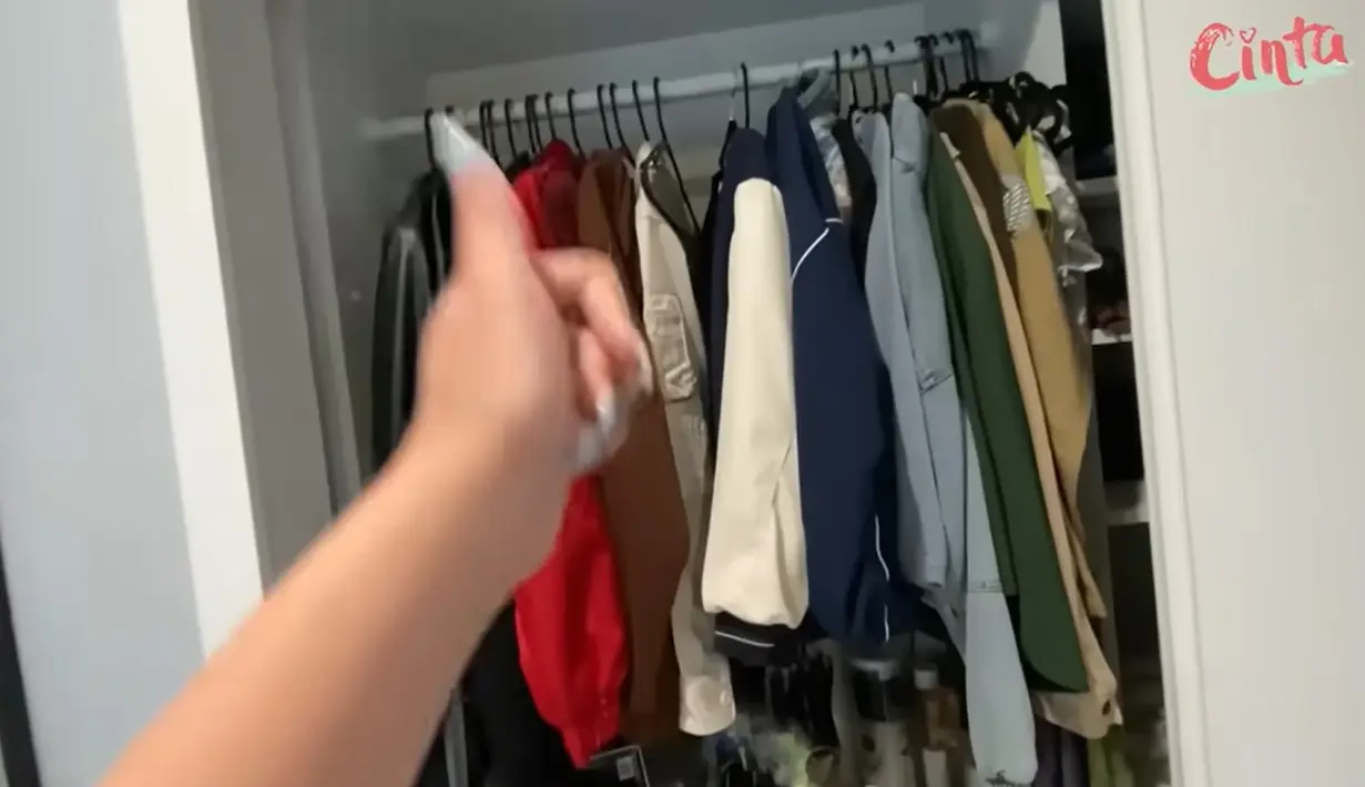 Koleksi baju tertata rapi dalam lemari. Selain digantung, banyak juga yang dilipat dan disimpan di bawahnya. [Youtube/Cinta]