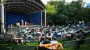 Orang-orang menikmati konser luar ruangan yang diadakan di Palm Garden di Frankfurt, Jerman, pada 1 Agustus 2020. Serangkaian konser diadakan di Frankfurt mulai 1 hingga 30 Agustus dengan langkah-langkah pengendalian dan pencegahan COVID-19 yang ketat. (Xinhua/Lu Yang)