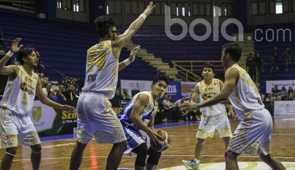 Pebasket Satria Muda, Hardianus, berusaha melewati hadangan pebasket Bima Perkasa pada laga IBL Regular Season 2017 di C-tra Arena Bandung, Jawa Barat, Minggu (26/2/2017). Satria Muda menang 83-44 atas Bima Perkasa. (Bola.com/Vitalis Yogi Trisna)