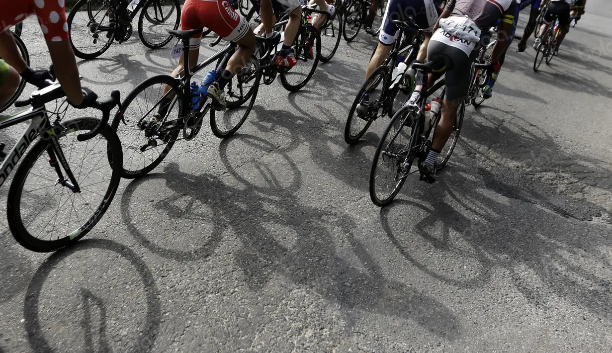 Bayangan para pebalap Tour de Singkarak 2016 saat menuju garis finish di Dharmasraya, Sumatera Barat, (12/8/2016). (Bola.com/Nicklas Hanoatubun)