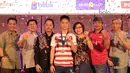 Kevin Sanjaya melakukan foto bersama usai menerima penghargaan dari Djarum Foundation di Galeri Indonesia Kaya, Grand Indonesia, Jakarta (28/3/2018). Kevin menerima deposito sebesar Rp 200 juta. (Bola.com/Nick Hanoatubun)