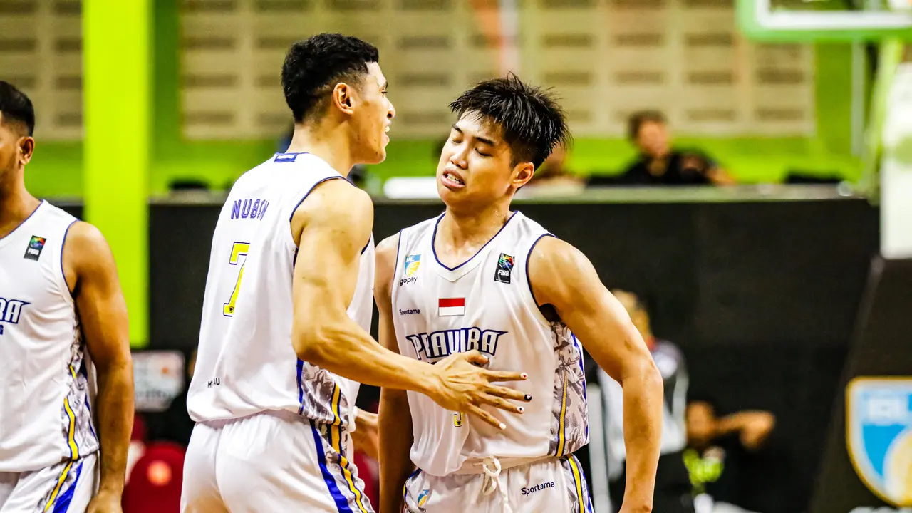 Jason Prawira (kanan) jadi pembeda untuk membawa Prawira menang di kandang Pacific pada laga IBL 2025