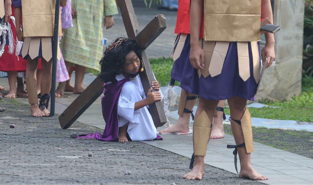 Anak-anak tampilkan drama penyaliban Yesus Kristus saat peringati Jumat Agung
