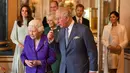 Dalam file foto ini diambil pada 05 Maret 2019 Pangeran Charles berjalan bersama ibunya, Ratu Inggris Elizabeth II selama resepsi untuk memperingati 50 tahun penobatan Pangeran Wales di Istana Buckingham di London. (Dominic Lipinski / POOL / AFP)