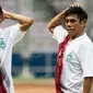 Mantan pemain timnas Indonesia, Rully Nere dan Elly Idris, bersiap tampil melawan Siwo Jaya pada laga Agum Gumelar Cup di SUGBK, Jakarta, Minggu (10/4/2016). Keduanya merupakan mantan bintang Indonesia era 90an. (Bola.com/Vitalis Yogi Trisna)