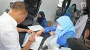 Petugas kepolisian RDTL melakukan pengisian data saat menyerahkan sampel prekursor ke Laboratorium Narkotik BNN di Jakarta, Jumat (9/2). (Liputan6.com/Herman Zakharia)