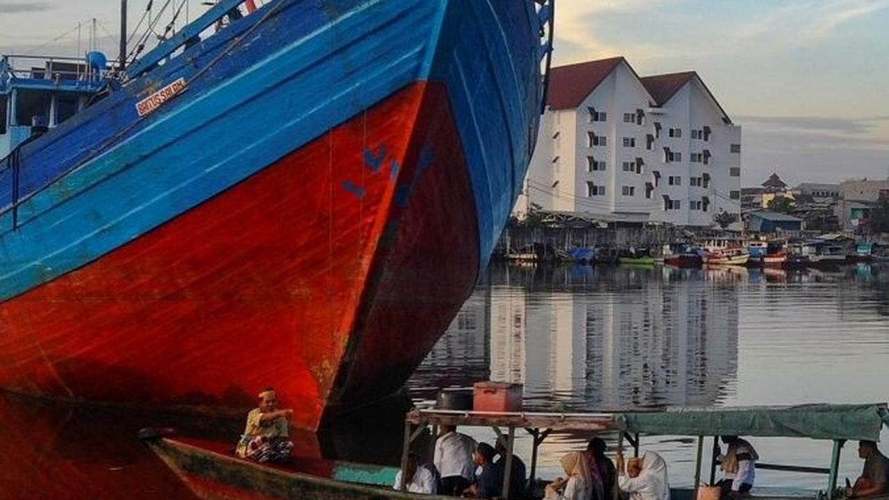 Sebagian warga di kawasan itu ada yang datang menggunakan perahu untuk bisa mengikuti ibadah salat ied berjemaah di tempat tersebut. Foto: merdeka.com / Arie Basuki