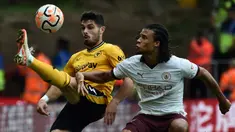 Pemain Wolverhampton Wanderers Pedro Neto (kiri) mengontrol bola melewati pemain Manchester City Nathan Ake pada pertandingan sepak bola Liga Inggris di Stadion Molineux, Wolverhampton, Inggris, Sabtu (30/9/2023). Wolverhampton Wanderers mengalahkan Manchester City dengan skor 2-1. (AP Photo/ Rui Vieira)