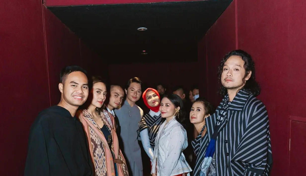 Penampilannya semakin sempurna dengan tambahan aksesori berupa bros emas yang disematkan di salah sisi dadanya. [Foto: Instagram/wregas_bhanuteja]