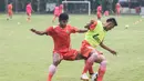 Pemain Persija Jakarta, Maman Abdurahman, berebut bola dengan Syahroni (kiri) saat latihan di Lapangan Villa 2000, Tangerang Selatan, Rabu (30/3/2016). (Bola.com/Vitalis Yogi Trisna)