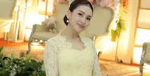 Ayu Ting Ting tampil elegan mengenakan kebaya brokat butter yellow dari desainer @renzilazaurdi. [@ayutingting92]