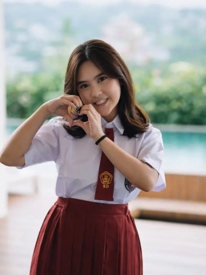 Ziva Magnolya tampil dengan seragam SD. [@zivamagnolya]