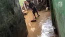Warga membersihkan lumpur sisa banjir yang menggenangi kawasan Rawajati, Jakarta Selatan, Selasa (6/2). Sebelumnya, banjir setinggi dua meter merendam kawasan tersebut. (Liputan6.com/Immanuel Antonius)