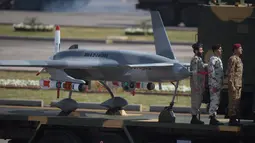 Pesawat drone pengangkut diperlihatkan saat parade Hari Militer Pakistan di Islamabad (23/3). Parade ini memperingati Resolusi Lahore, perpisahan kaum Muslim dari Kerajaan Britania India yang jatuh pada tanggal 23 Maret 1940. (AFP Photo / Aamir Qureshi)