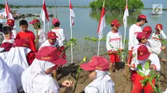 Siswa-siswi SD Nasima Semarang menanam pohon mangrove di Teluk Pantai Mangunharjo, Mangkang, Tugu, Jumat (18/1). Sebanyak 2500 bibit mangrove ditanam untuk melindungi pantai dan tebing sungai dari proses erosi atau abrasi. (Liputan6.com/Gholib)