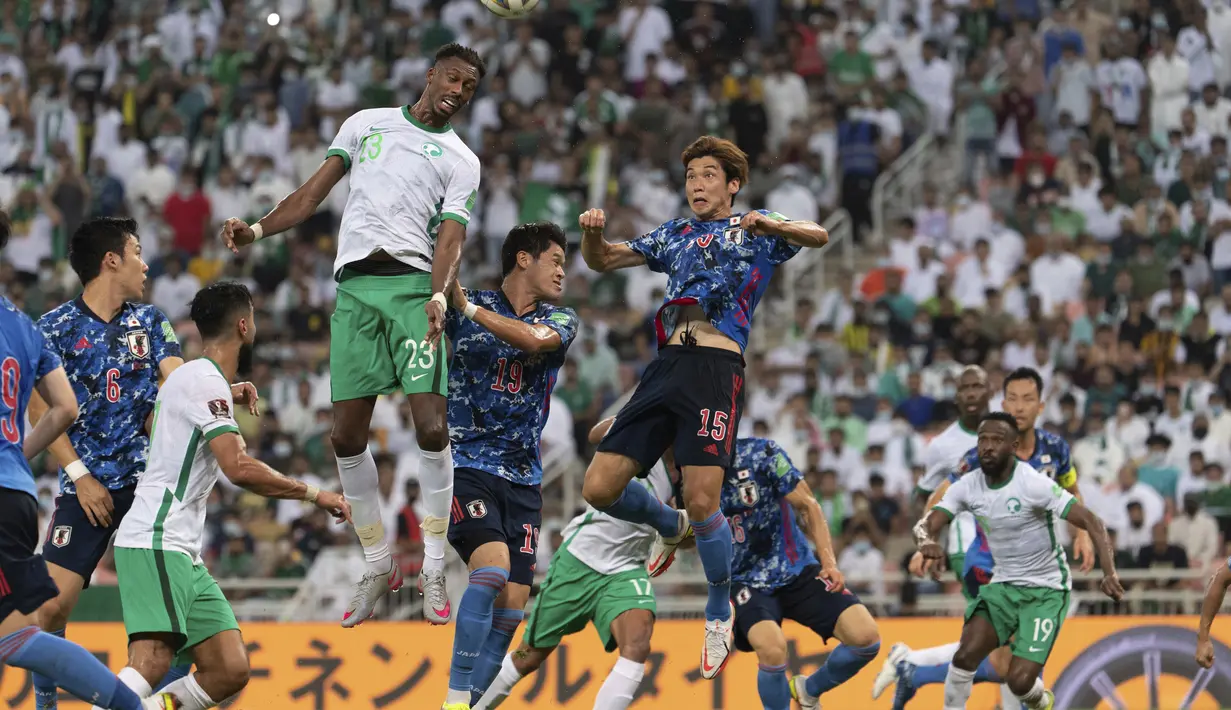 Pemain Arab Saudi, Mohamed Kanno (kiri atas) berebub bola udara dengan peman Jepang, Yuya Osako selama kualifikasi grup B zona Asia Piala Dunia Qatar 2022 di Stadion King Abdullah Sports City, Jeddah, Arab Saudi, Kamis (7/10/2021). Arab Saudi menang tipis atas Jepang 1-0. (AP Photo)