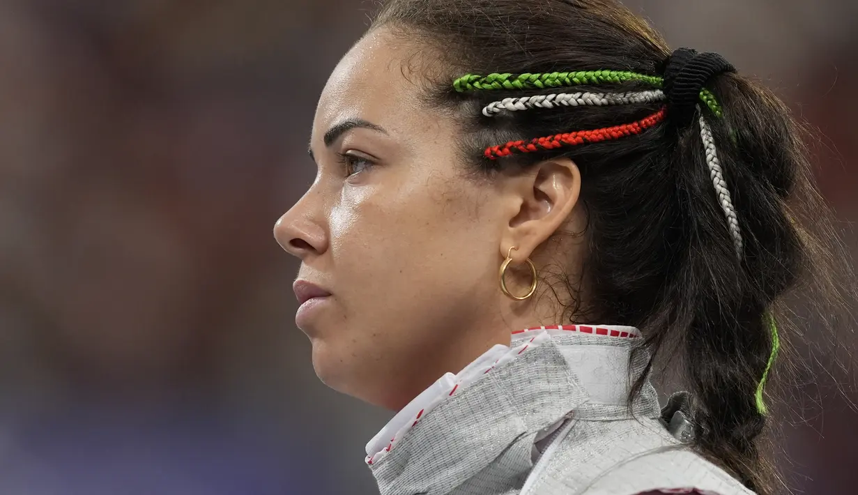 Atlet anggar Italia Alice Volpi berdiri saat melawan Mesir pada pertandingan perempat final tim putri Olimpiade Paris 2024  di Grand Palais, Kamis, 1 Agustus 2024. (AP Photo/Rebecca Blackwell)