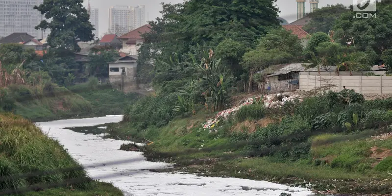 Penampakan Limbah Busa Selimuti Kali Bekasi