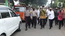 Menteri Koperasi dan UKM Teten Masduki (kedua kanan) saat mengunjungi Pasar Kranggan, Bekasi, Jawa Barat, Jumat (19/6/2020). Teten melakukan peninjauan lapangan terkait restrukturisasi pinjaman/pembiayaan LPDB-KUMKM kepada Koperasi Pasar Kranggan. (Liputan6.com/Herman Zakharia)