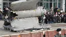 <p>Puing-puing rudal yang diidentifikasi Kementerian Pertahanan sebagai rudal permukaan-ke-udara SA-5 Korea Utara, diperlihatkan di Kementerian Pertahanan Korea Selatan di Seoul, Rabu (9/11/2022). Menurut Kementerian Pertahanan, SA-5 dibuat di era Uni Soviet pada tahun 1960-an dan merupakan rudal darat ke udara dengan jarak jangkauan maksimal 300 kilometer. (Han Sang-kyun/Yonhap via AP)</p>