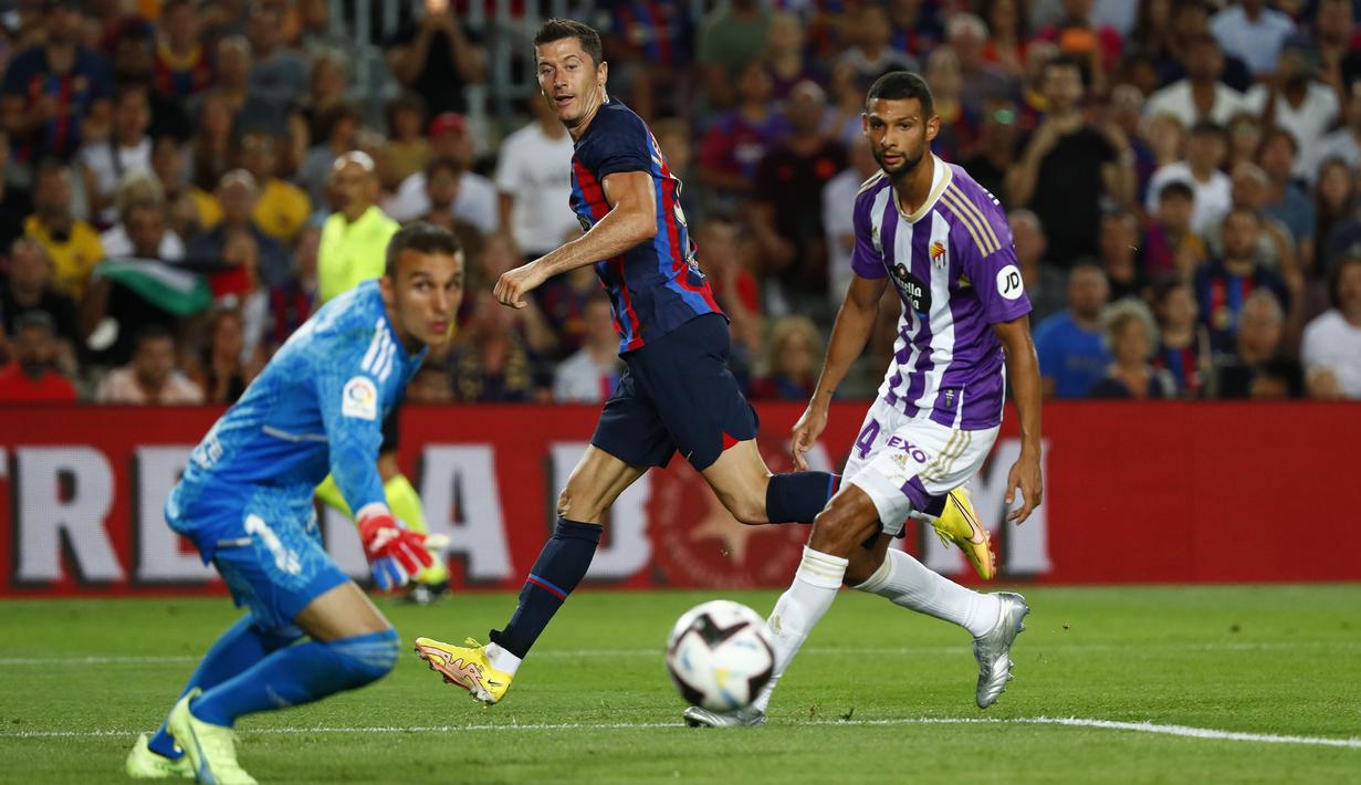 Sementara itu, satu gol lainnya dicetak pada menit ke-65. Kali ini giliran Dembele yang memberikan umpan terobos ke Lewandowski. Penyerang 34 tahun itu mampu menyarangkan bola dengan sepakan backheel untuk mengecoh kiper Masip. (AP/Joan Monfort)