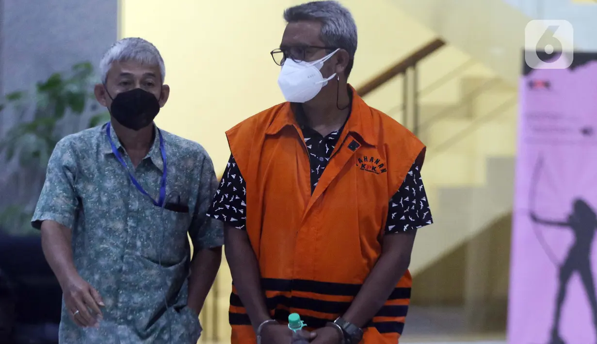 Bupati Bintan nonaktif, Apri Sujadi usai menjalani pemeriksaan di Gedung KPK, Jakarta, Selasa (24/8/2021). Apri Sujadi merupakan tersangka pengaturan barang kena cukai dalam pengelolaan kawasan perdagangan dan pelabuhan bebas wilayah Kabupaten Bintan 2016-2018. (Liputan6.com/Helmi Fithriansyah)