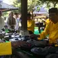 Lihat Gamelan Sekaten Cirebon bayar dengan baca syahadat (Liputan6.com / Panji Prayitno)