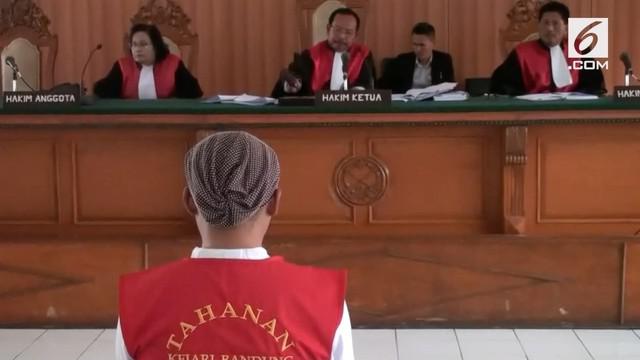 Personil band The Titans, Andhika dijatuhi vonis 8 bulan penjara karena terbukti memiliki narkotika jenis tembakau gorila.