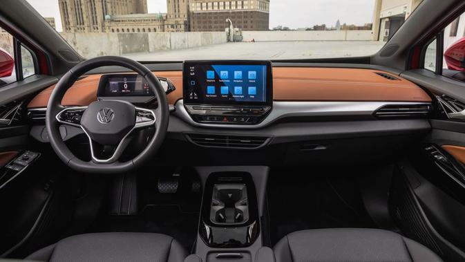 Dasbor mobil ini memiliki desain sederhana yang serasi dengan eksteriornya.  Elemen bertumpuk lurus memberikan kesan modern dan elegan.  Hal ini didukung dengan cladding material berkualitas di seluruh interiornya.  Panel silver memberikan kesan mewah pada kabin.  Layar tengah, dasbor AC, dan ventilasi udara AC dirancang untuk memberikan kesan sporty bagi pengemudi.  (Sumber: caranddriver.com)