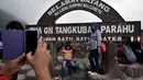 Gunung Tangkuban Perahu ini terakhir kali meletus pada tahun 2013, tetapi hingga saat kini masih banyak wisatawan lokal maupun mancanegara yang menyukai tempat eksotis tersebut. (Liputan6.com/Johan Tallo)