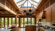 6 Inspirasi Dapur Rumah Kayu yang Tidak Mudah Lembap saat Musim Hujan, Sehat dan Tetap Nyaman