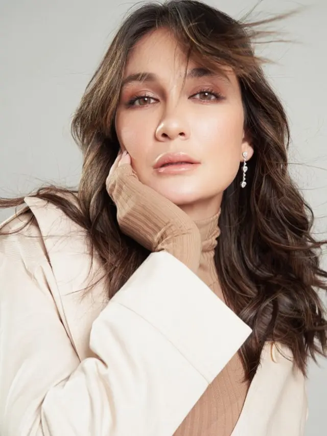 Model Rambut Panjang Bergelombang ala Luna Maya