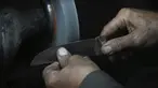 Seorang pria Palestina mengasah pisau yang akan digunakan untuk menyembelih hewan kurban atau memotong daging selama festival pengorbanan Idul Adha, di sebuah bengkel di Kota Gaza, Rabu (6/7/2022). Idul Adha, atau Hari Raya Kurban , Hari raya terpenting Islam menandai kesediaan Nabi Ibrahim untuk mengorbankan putranya. (AP Photo/Hatem Moussa)