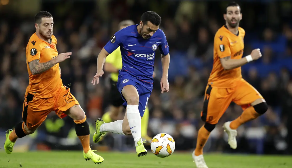 Gelandang Chelsea, Pedro Rodriguez, menggiring bola saat melawan PAOK Thessaloniki pada laga Liga Europa di Stadion Stamford Bridge, Kamis (29/11). Chelsea menang 4-0 atas PAOK Thessaloniki. (AP/Matt Dunham)