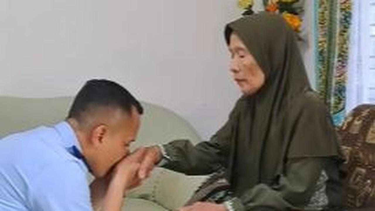 Terlihat, perwira ini berlutut di depan sang Ibu yang duduk di sofa. Ia lantas mencium tangan belahan jiwanya tersebut. <br>