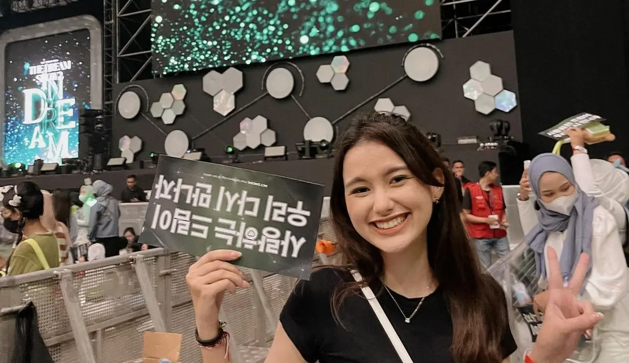 Sarah Menzel memiliki paras bule karena ibunya yang merupakan orang Bali menikah dengan sang ayah yang berasal dari Jerman. Foto: Instagram.