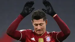 Robert Lewandowski kini resmi menjadi pencetak gol terbanyak Bundesliga dalam satu tahun kalender. Lewandowski sudah membukukan 43 gol, melampaui rekor yang sebelumnya dipegang legenda sepakbola Jerman Gerd Mueller pada 1972. (AFP/Christof Stache)