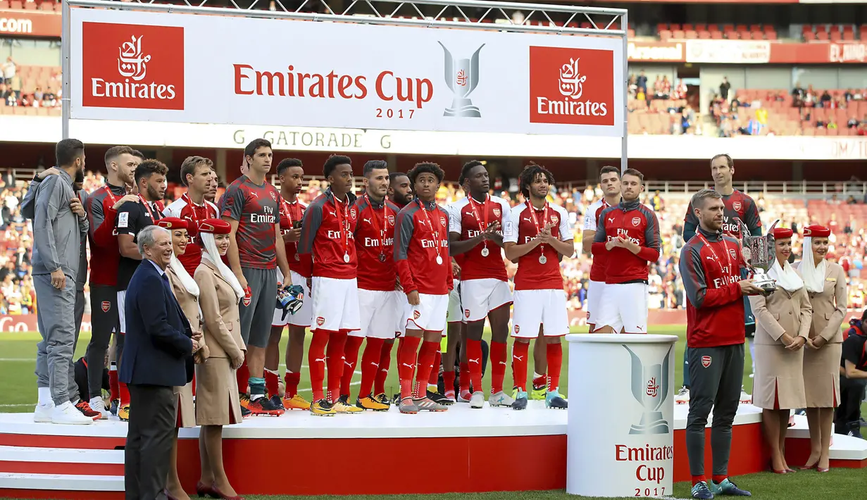 Para pemain Arsenal berpose di atas podium setelah berhasil menjuarai turnamen Piala Emirates yang berlangsung di Stadion Emirates, Minggu (30/7/2017). Arsenal takluk 1-2 dari Sevilla. (AP/John Walton)