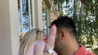 Britney Spears memamerkan cincin pertunangannya yang berupa berlian yang dirancang oleh Roman Malayev. (dok. Instagram @samasghari/ https://www.instagram.com/p/CTvPcEJP_2P/ / Gabriella Ajeng Larasati)