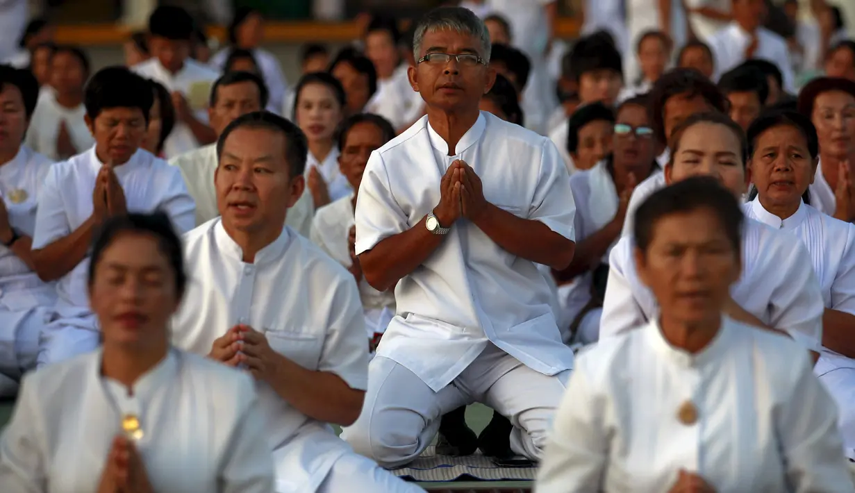 Sejumlah Umat Buddha Thailand melakukan doa bersama saat merayakan Hari Raya Waisak di Wat Dhammakaya, Bangkok, Thailand, (1/6/2015). Tiga peristiwa penting dalam memperingari Hari Waisak dinamakan Trisuci Waisak. REUTERS/Chaiwat Subprasom)